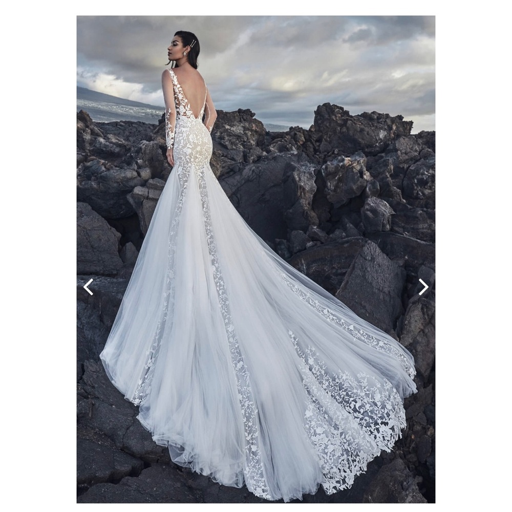 Ivory lace and tulle, Tulle illusion sleeves, Cascading floral appliques. - Picture 1 of 2